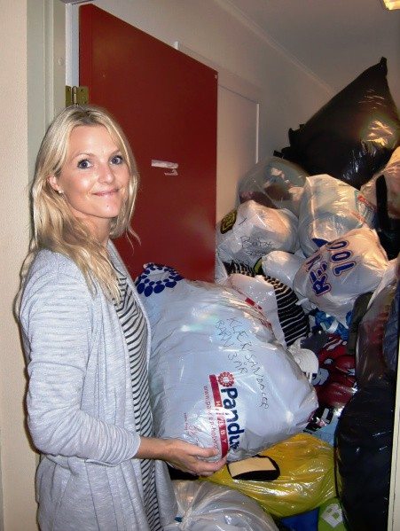 TeekaySpirit-Syrian-Refugee-DonationsMonica E Hansen_organizer of the donation_ giving a helping hand